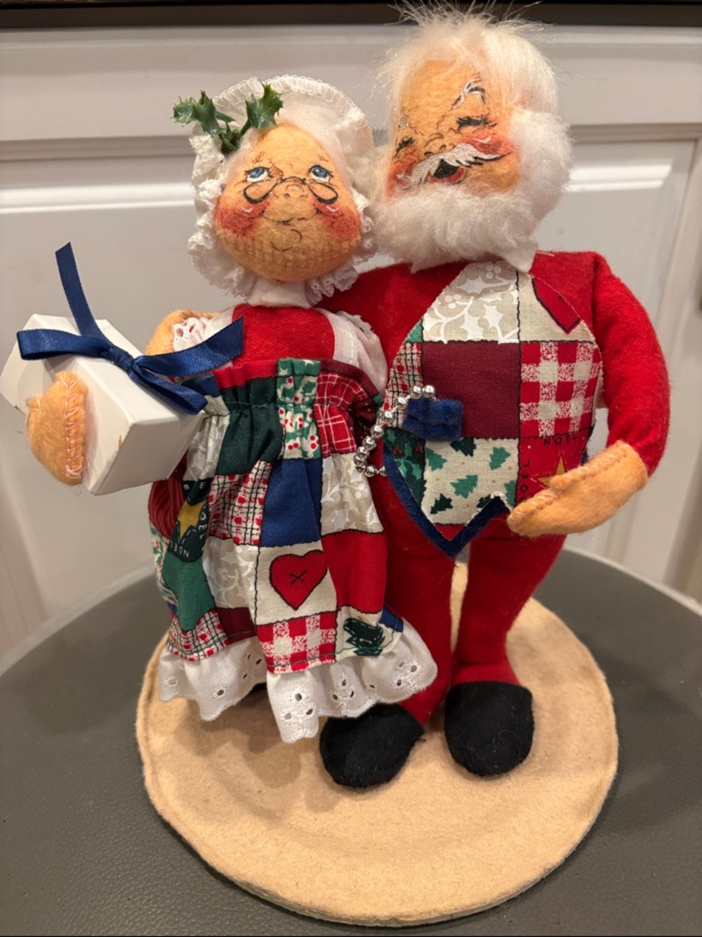 Vintage Annalee Mr. and Mrs. Santa Claus 1997 Holiday Figurine Set, 8.5” Tall